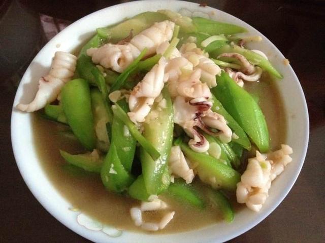 教你营养美味的鱿鱼炒丝瓜家常好吃还能解馋孩子们都馋得不行