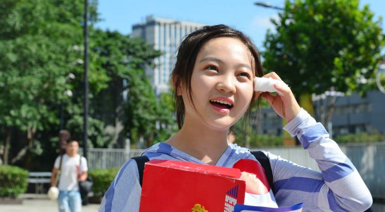 她是香港女童星,自小就和周星驰刘德华搭戏,如今30长这|童星|关佩琳