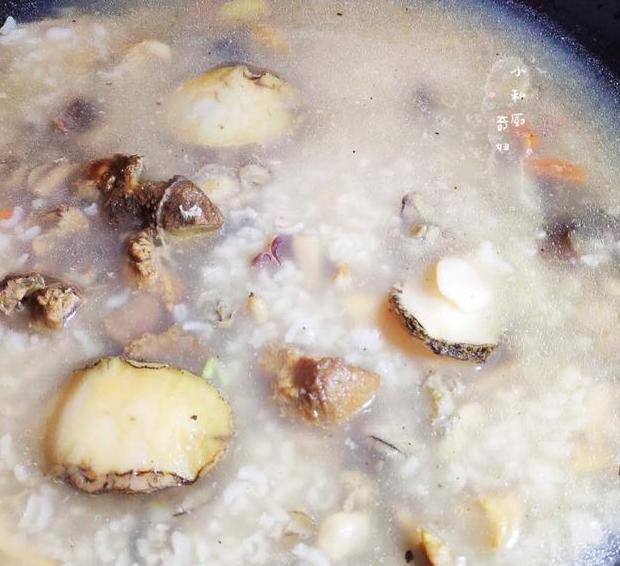 其实你的早餐也能拥有一款自制的海鲜鲍鱼粥,快跟我动手做