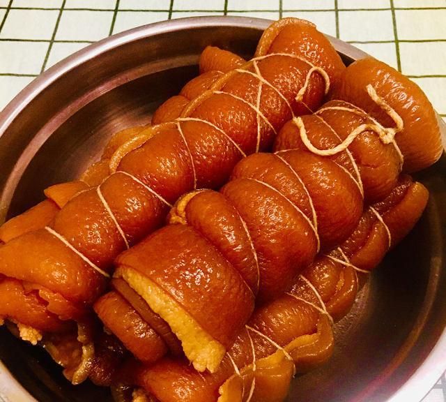 卤猪皮卷,色泽红润,香气扑鼻