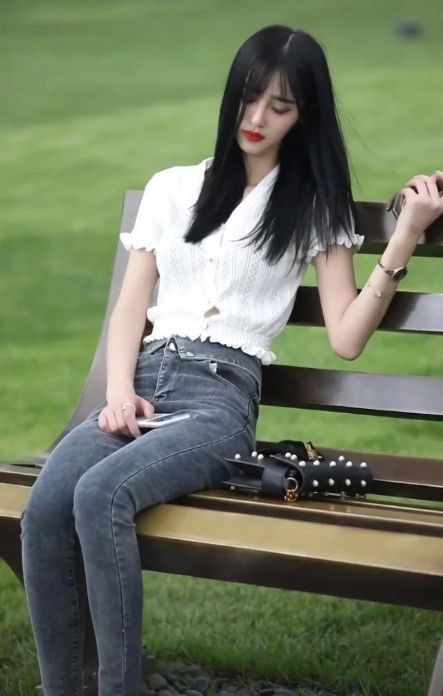 "对折裤"让我真的怕了,牙签腿穿还嫌紧,女生小心踩"雷"