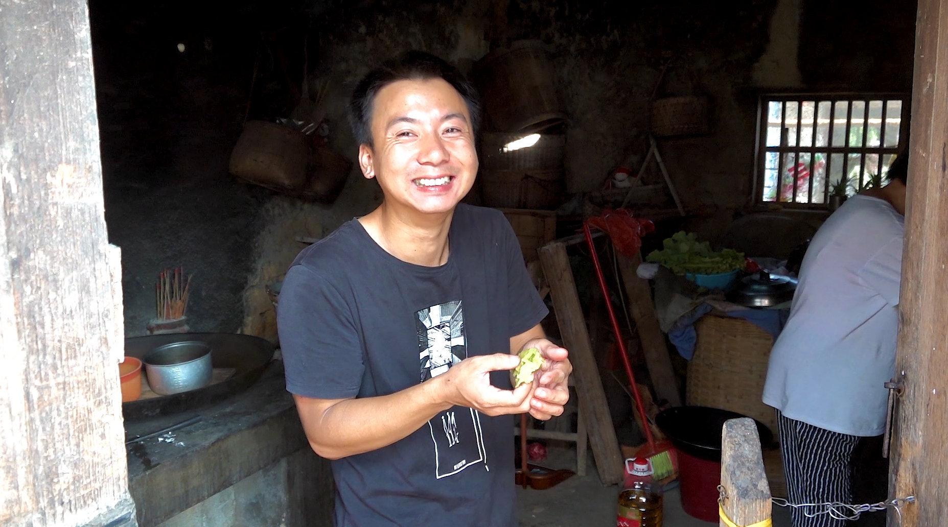 华农兄弟:有村民种羊角蜜,我们都不知道,摘一点来吃