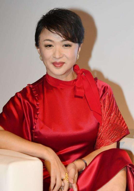 金星真是有女人味,穿清凉纱衣显身材,曲线真挺美的