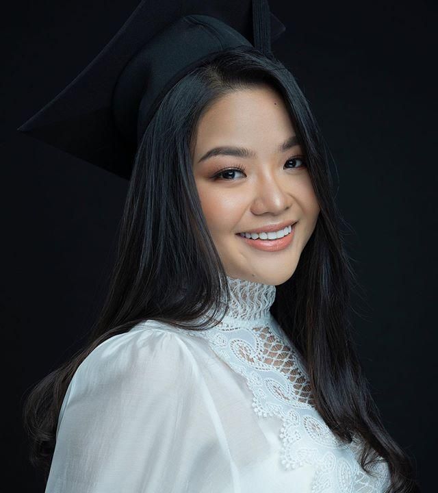 柬埔寨公主在北京毕业,低调穿学士服好青春,蕾丝衬衫暴露心思