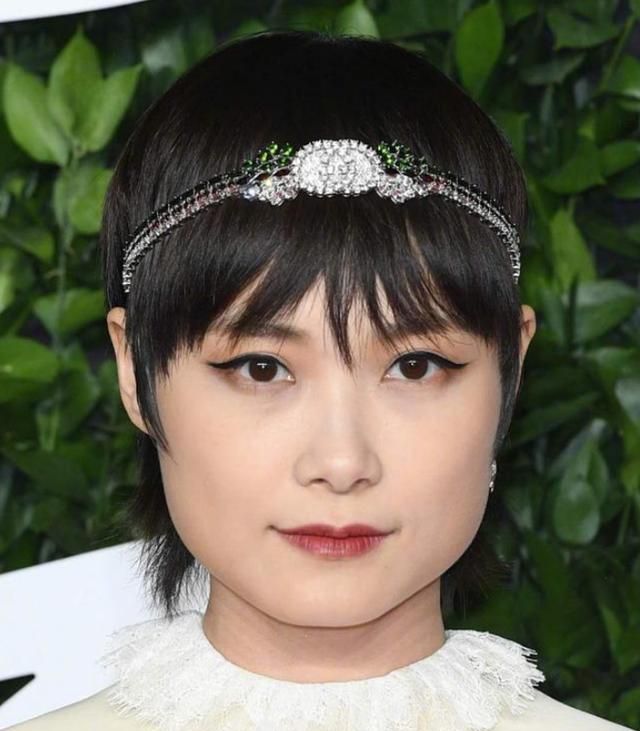 李宇春风格转变,穿连衣裙戴发簪有了女人味,一张"国字脸"抢镜