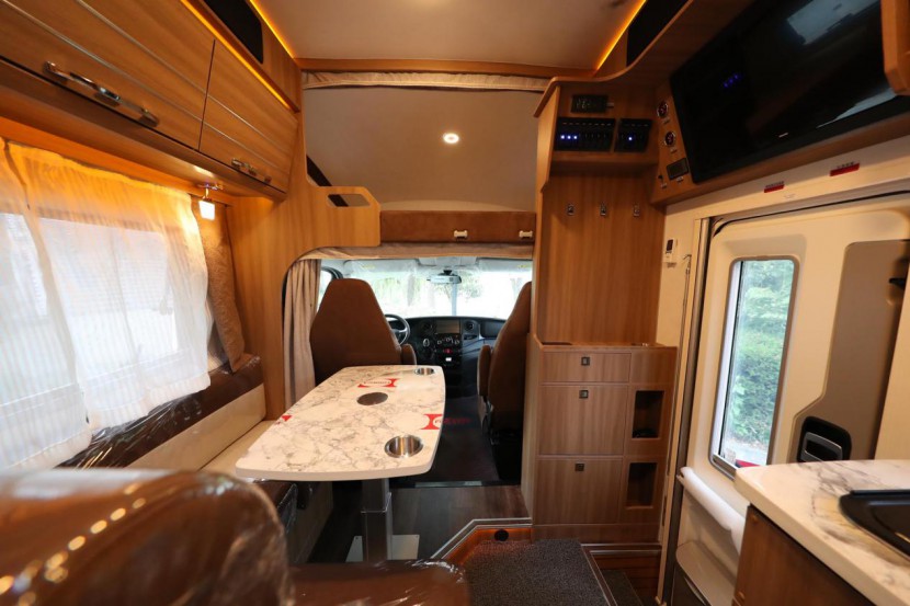 内饰展示赛德白鲸-纵置子母床款房车采用主副驾两座设计,配备主副驾