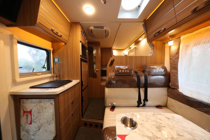 内饰展示赛德白鲸-纵置子母床款房车采用主副驾两座设计,配备主副驾