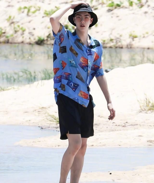 男生也有"筷子腿"?看王一博穿短裤后:女生都要自闭