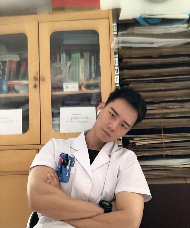 组图:爱好健身的北京26岁185cm中医小哥哥,有酒窝的男生真帅!