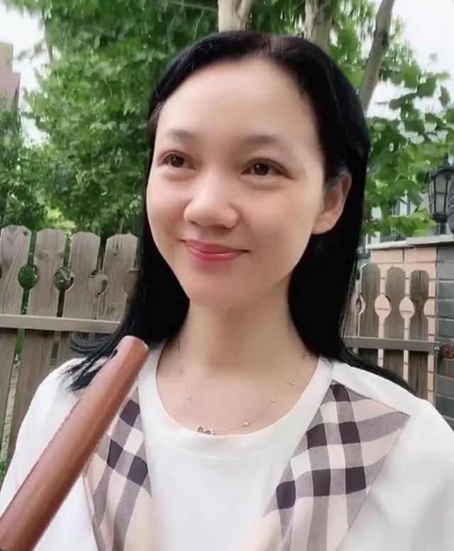 央视名嘴周群晒近况,老公身份成谜,双胞胎儿女完美继承妈妈基因