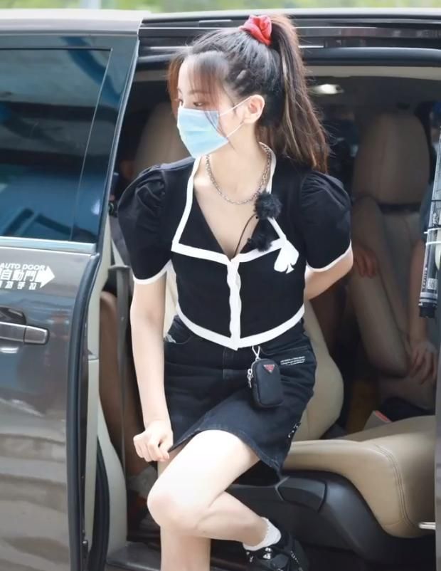 杨超越穿短裙下车,看到她的下车方式,粉丝急了:真当男粉少?