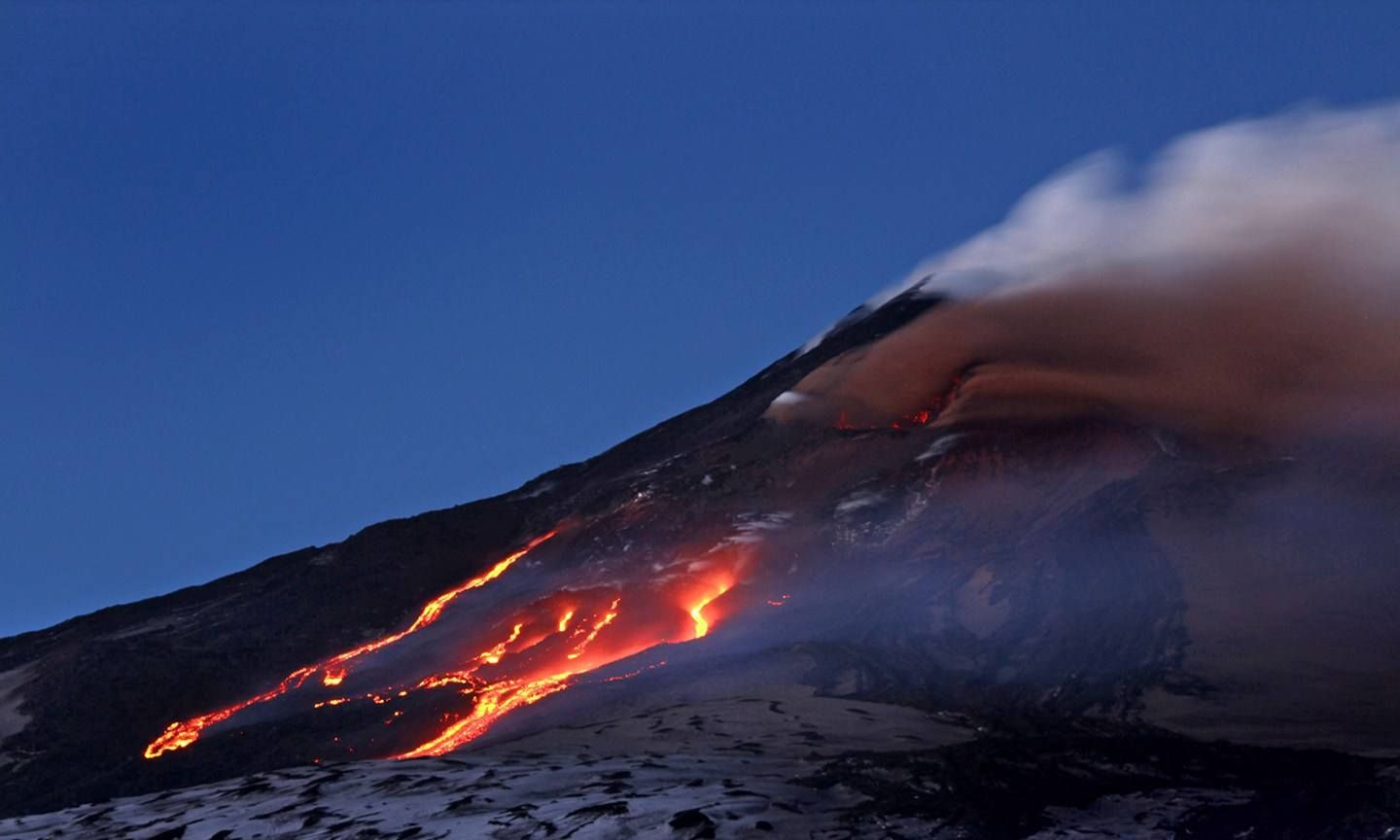 意大利埃特纳火山爆发,场面触目惊心,比地震还可怕