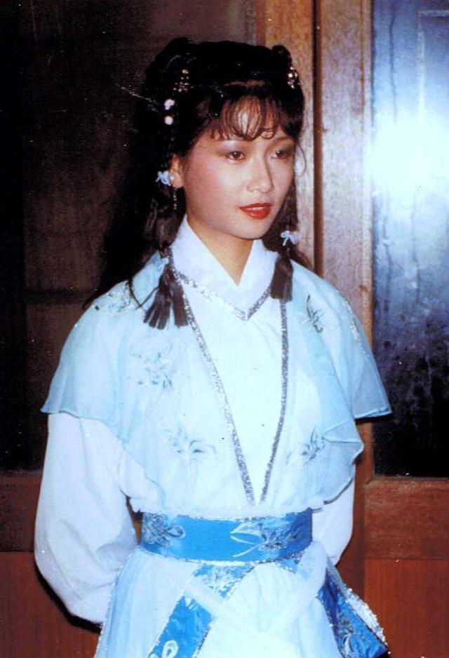 (郭襄)黄曼凝郭襄的扮演者黄曼凝傻傻憨憨,就不如李绮红了,但2位都没