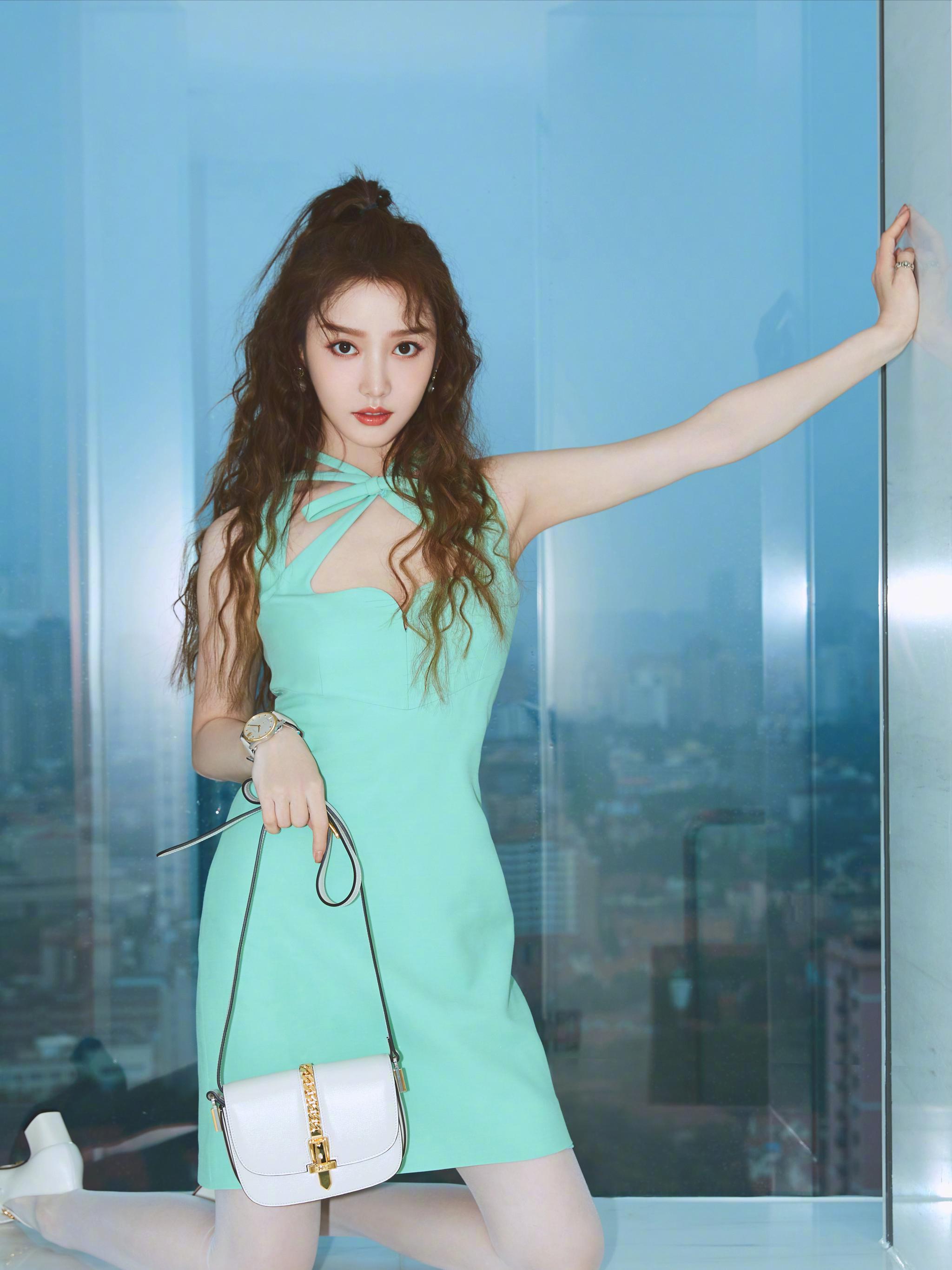 同穿薄荷绿长裙迪丽热巴撩人杨幂秀美腿她变身甜美公主