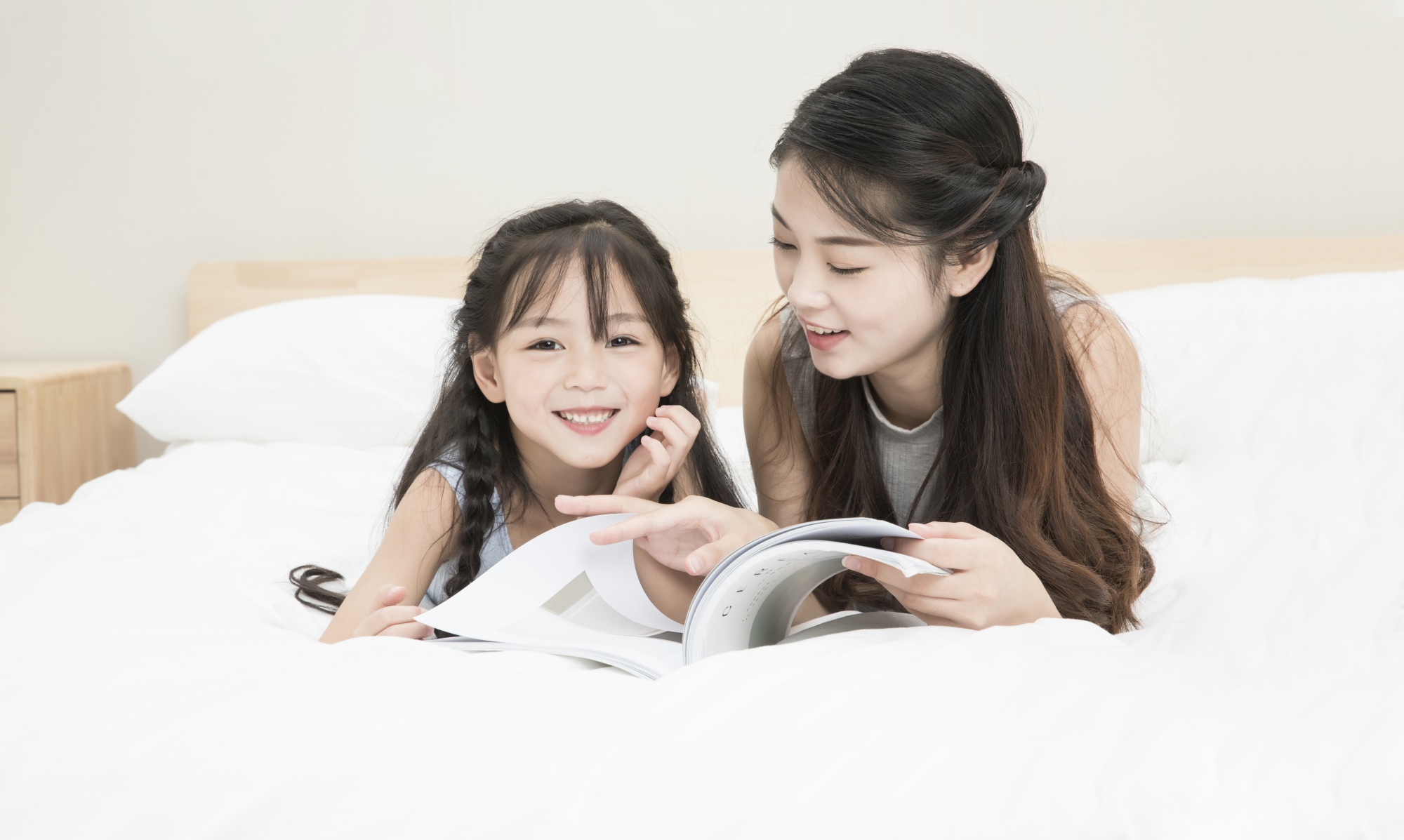 地铁上姐弟俩的坐姿火了乘客直竖大拇指这才是富养的孩子