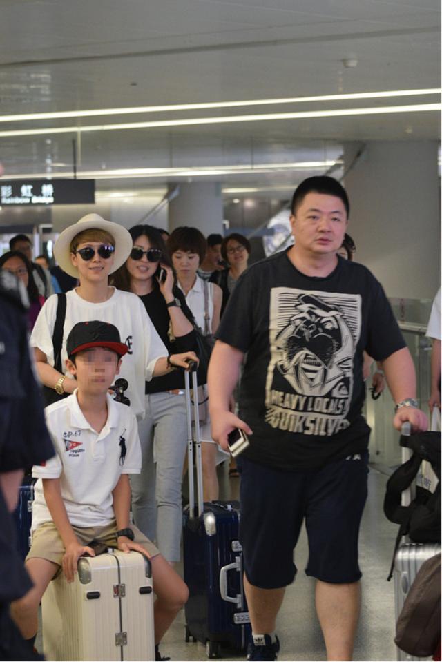 海清真是称职的妈妈带儿子出门穿着朴素真是太接地气了