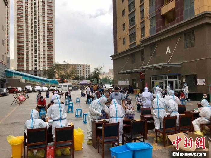 探访乌鲁木齐新冠肺炎核酸检测现场:半分钟内即可完成采样