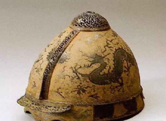 东汉墓出土的铁胄除了上面这种札甲式头盔外,汉代后来又发明出一种