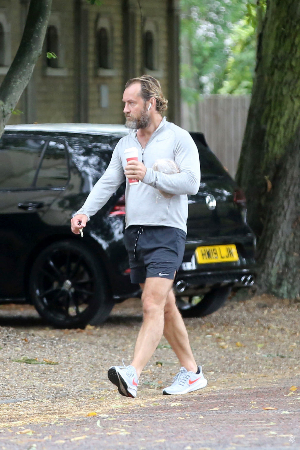 48岁裘花裘德洛近照侦探3再不开拍华生都要秃顶了