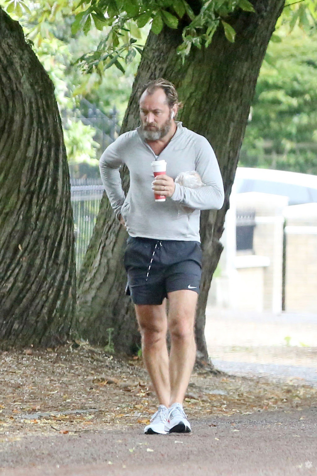 48岁裘花裘德洛近照侦探3再不开拍华生都要秃顶了