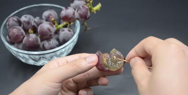 原来葡萄去皮去籽这么简单,只需一根牙签,轻松解决,方法太棒了