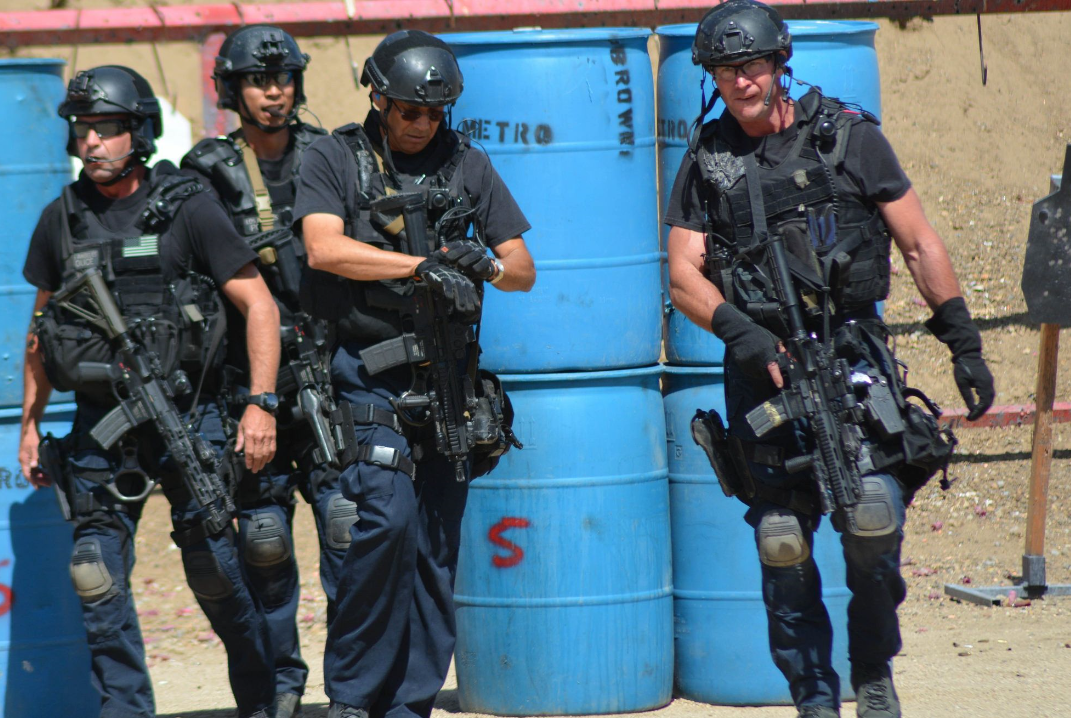 两天就伤亡上百人疫情防控失败后美国乱套多个城市爆发枪战