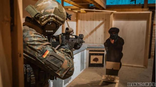 德军egb部队近距离战术演习 使用实弹训练 水平与特种部队看齐