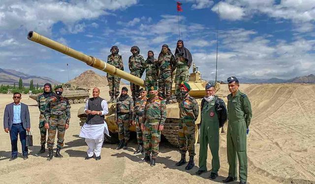 印度防长军演作秀结果当众出丑印网友嘲讽不懂就别装了