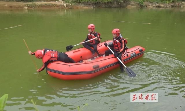 玉林祖孙俩水库钓鱼,外孙不慎落水,外公跳水救人!不幸的是