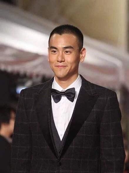 今天小编由黄明昊弟弟的寸头造型引入,为大家盘点了一些圈内男明星