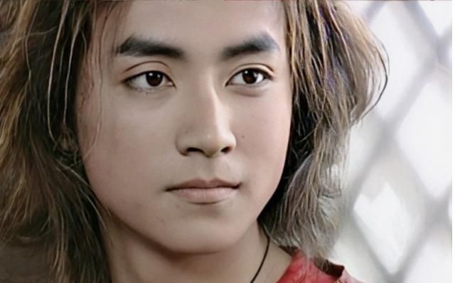 相比于聂风的蓬蓬头和步惊云的泡面头,他的造型最帅了!当年还萌过断浪