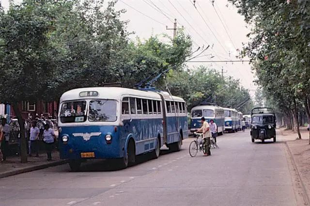 老照片八十年代初古朴环保的城市公交车图组
