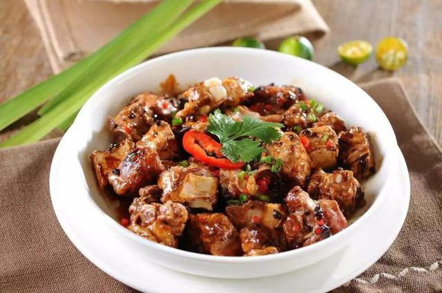 爱吃鸭肉的朋友要注意了,教你咸香美味的豆豉鸭,一大盘都不够吃