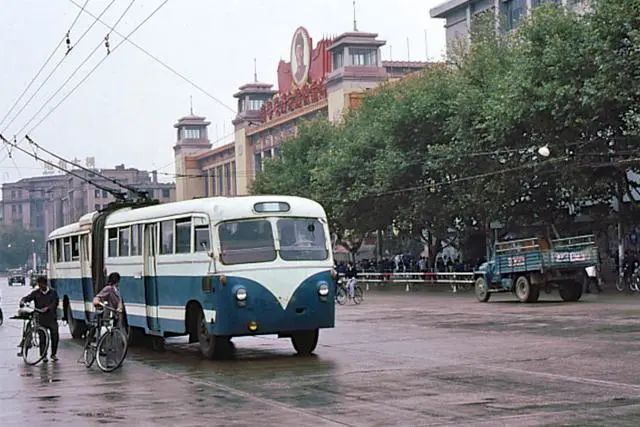老照片八十年代初古朴环保的城市公交车图组