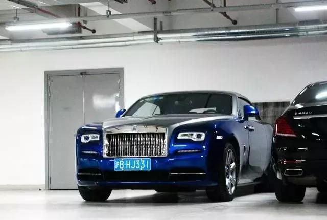 王思聪开曜影敞篷车上街网友喊王老板王思聪这次很给面子