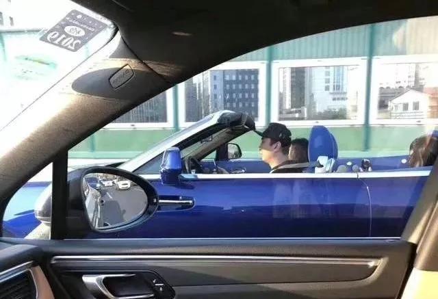 王思聪开曜影敞篷车上街网友喊王老板王思聪这次很给面子