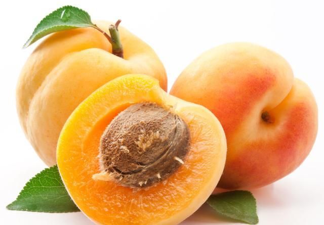 牛人发明甜杏去核机,1秒能切50个,8吨甜杏1小时搞定