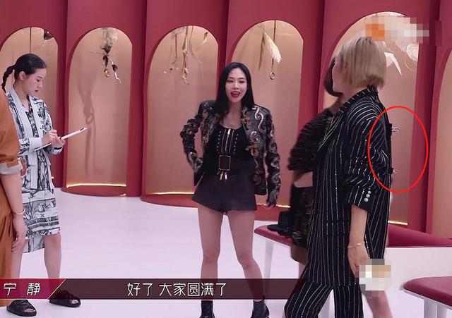 王霏霏三公服装不合身,宁静跟她换了穿,节目组拿的是男装?