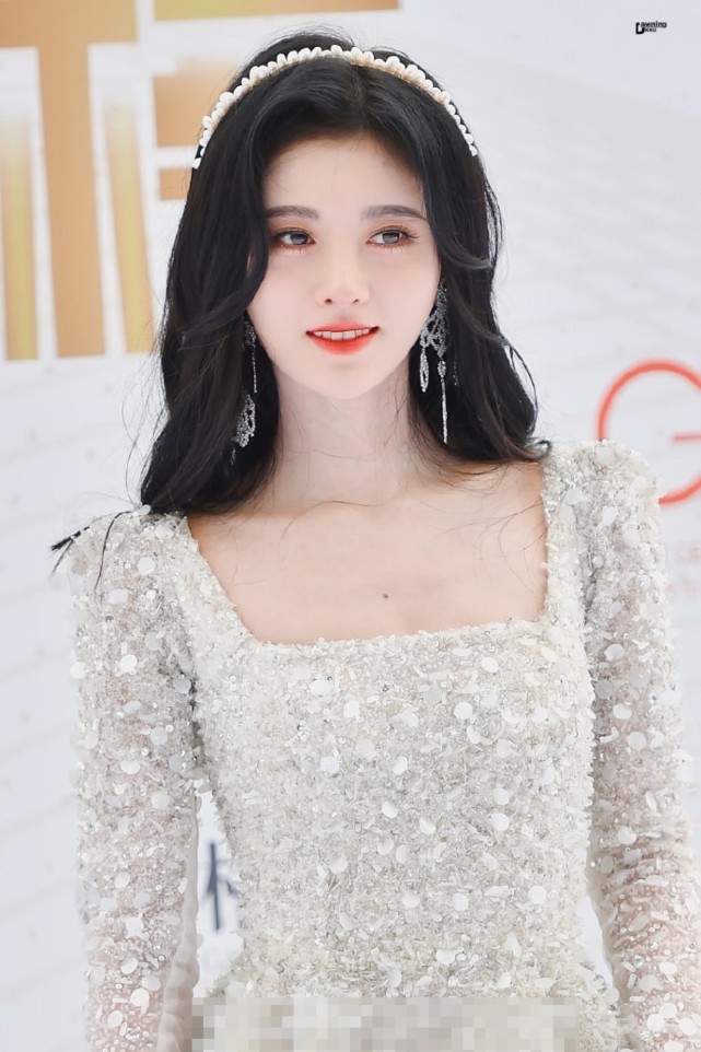 鞠婧祎白色长裙亮相如公主一样高贵冷艳可惜高跟鞋又被吐槽