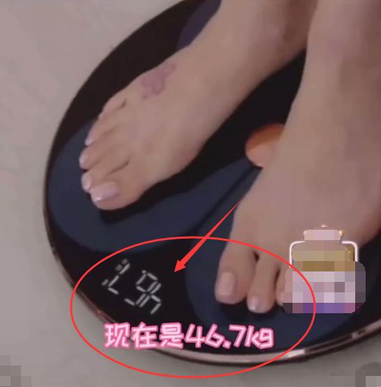 baby吃一堆饭,突然被要求称体重,看到数字那刻,明白明星标准了