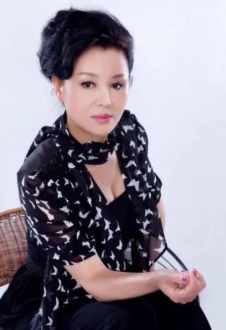 她曾和张丰毅搭戏嫁富二代惨遭家暴出轨如今自己当上女总裁