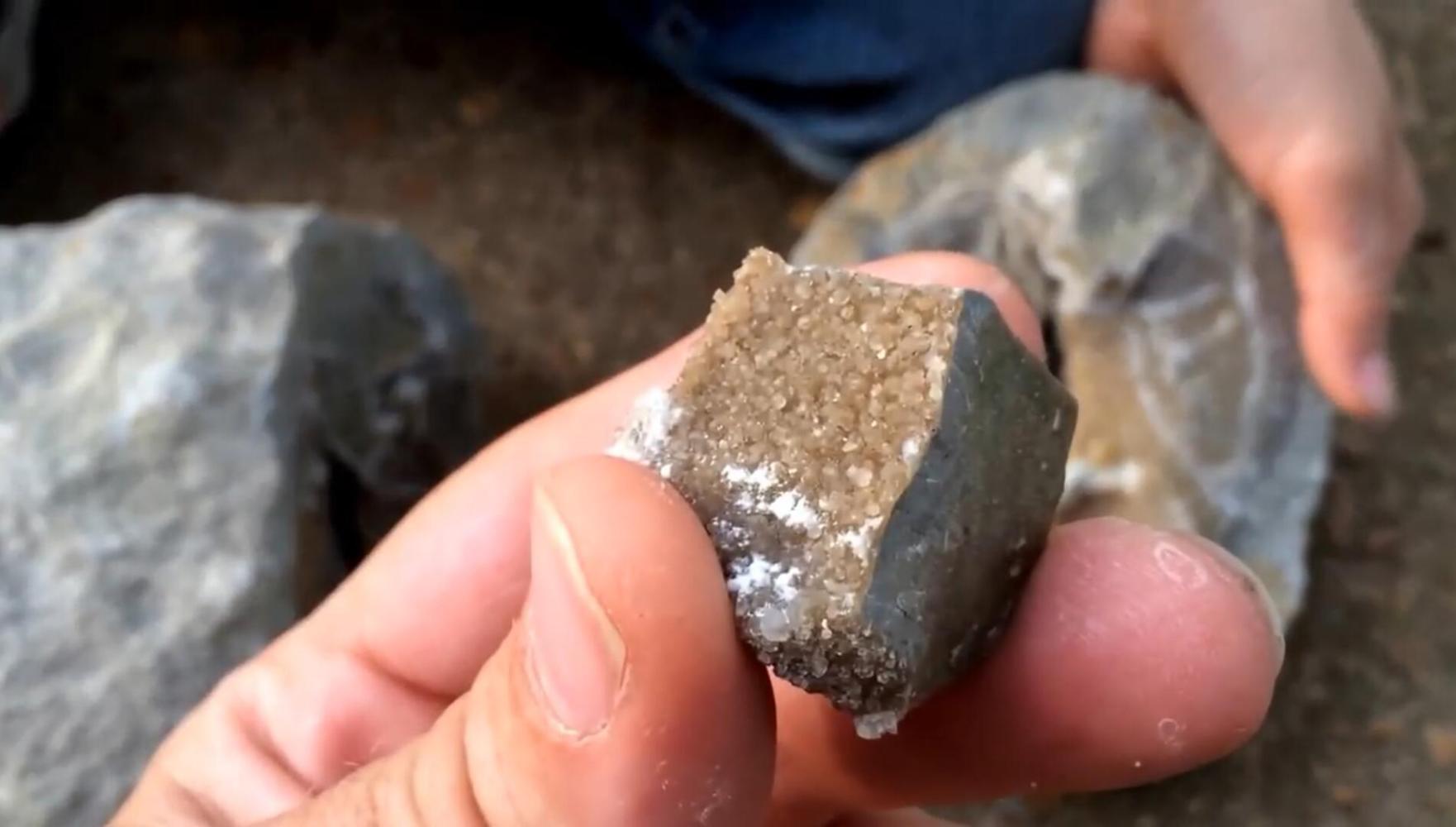 小伙农村野外捡到一块石头, 小伙子仔细锤开一看,却差点泪奔
