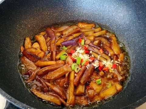 教你美味解馋的茄子焖面，简单易学又营养丰富，好吃到汤汁都不剩|茄子|建民|美味_新浪新闻