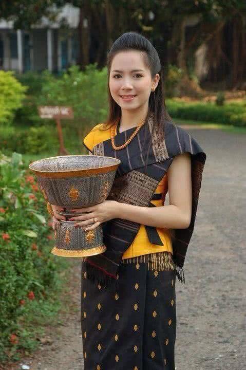 老挝旅游时街头有美女问你要不要抽烟其实这是一种暗示