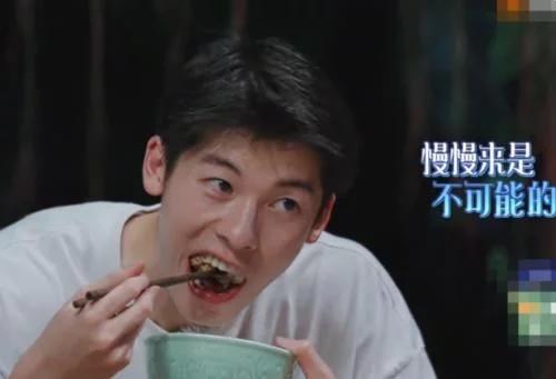 都说许光汉饭量大,镜头俯拍看到碗里的米饭,明白明星标准了