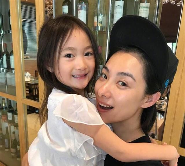 都说甜馨"整容式长大",直到看到了奥莉,网友:这是同一个人?