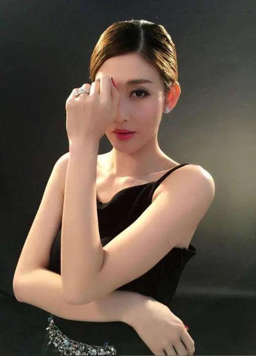 她28岁成名,因拒陪酒被雪藏,不得已摆摊维持生计,如今东山再起