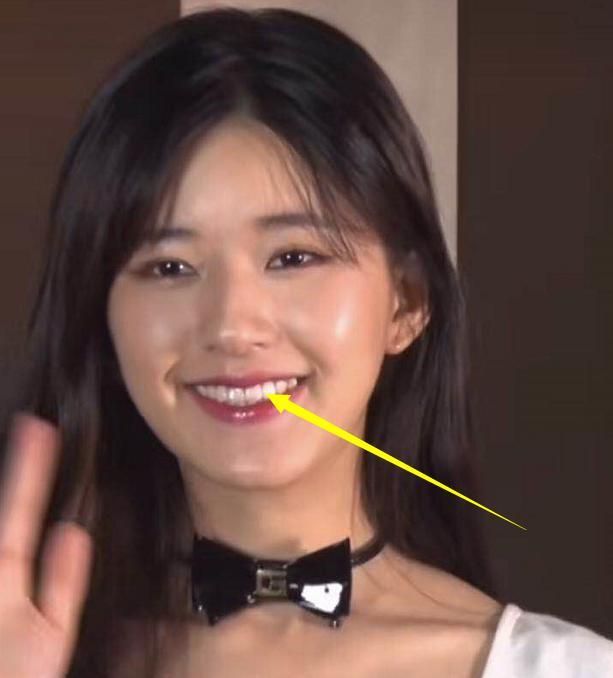 赵露思口红涂太厚对镜头笑时门牙让人出戏好想帮她擦一下