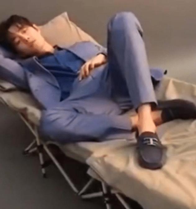 肖战无惧负面新闻影响,强势复出躺着拍广告,网友:这西装太帅了