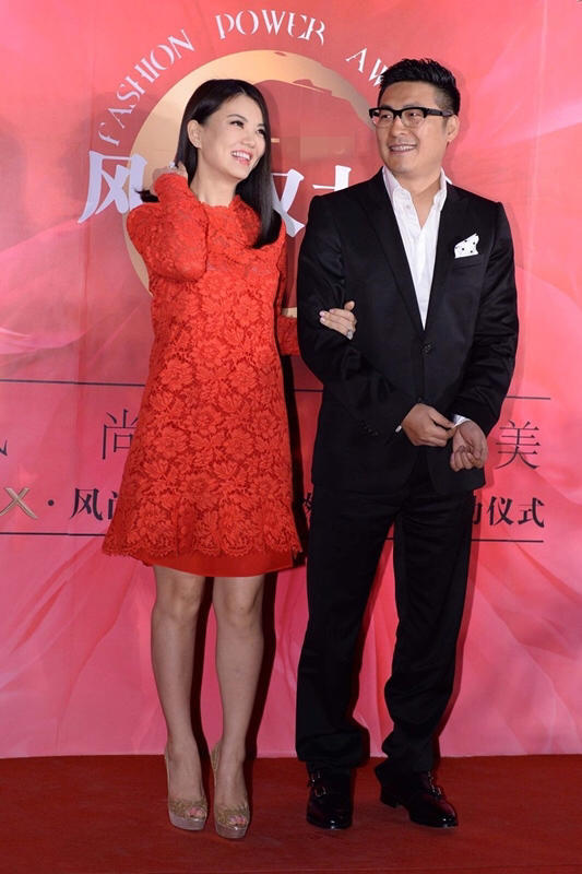 李湘王岳伦高调秀恩爱,穿红色蕾丝连衣裙雍容大气,贵妃范十足